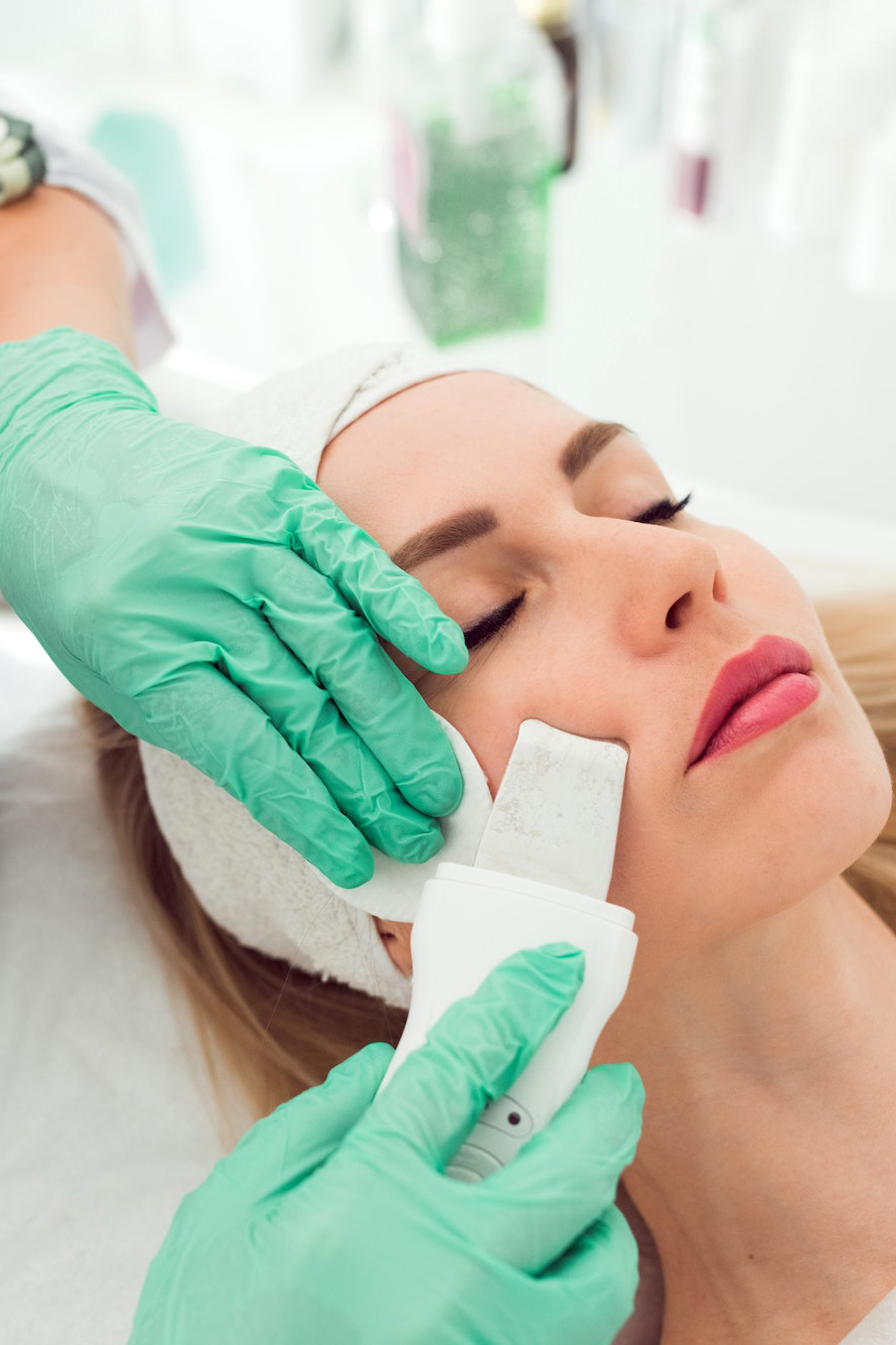 beautiful-woman-receiving-ultrasound-cavitation-facial-peeling-cosmetology-and-facial-skin-care